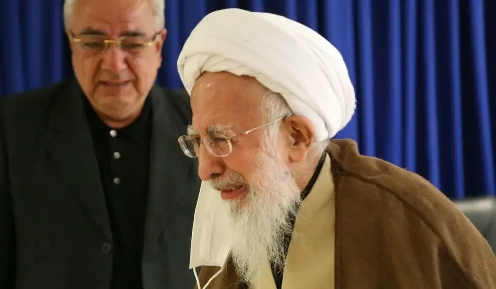(ویدیو) اشک‌های آیت‌الله جوادی آملی در وداع با همسر