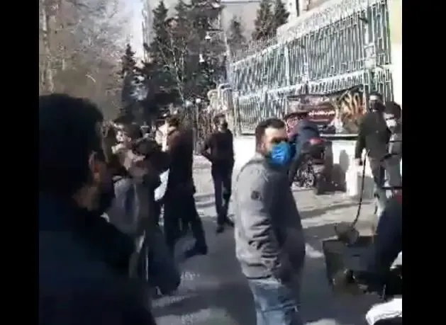تجمع سهامداران با موضوع مرگ بر مفسد اقتصادی