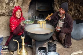 غذای خوش پخت دهاتی؛ پیرزن پیرمرد غارنشین خوراک گوشت پختن پرملات واقعا محشر شده