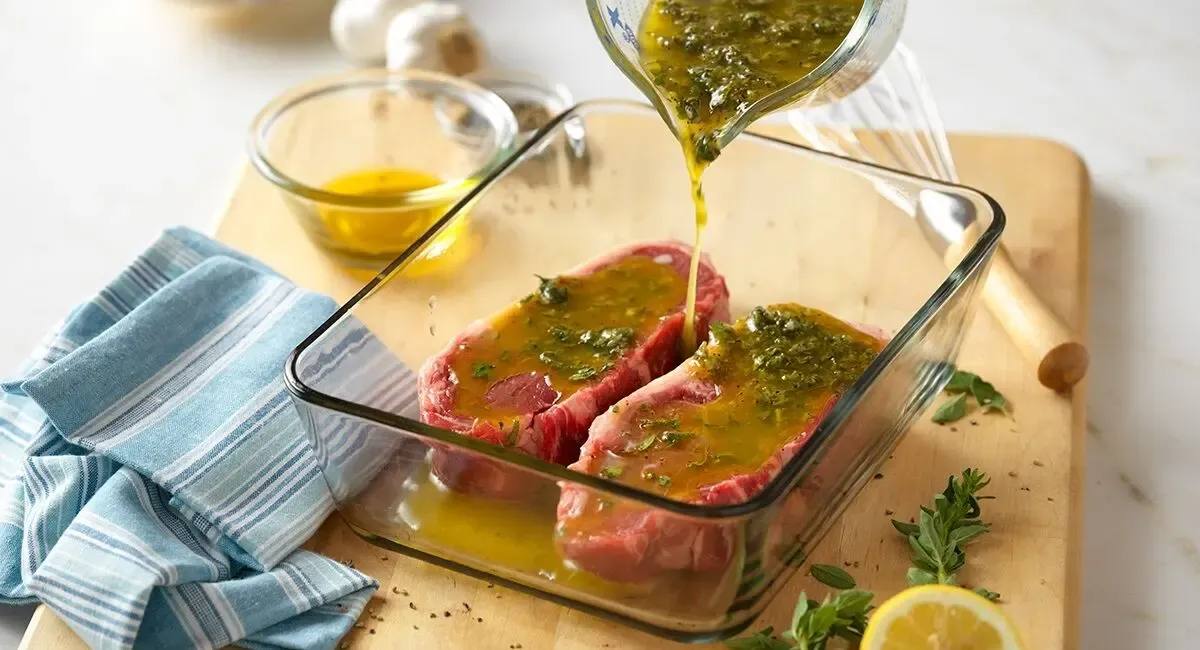 چطور گوشت قرمز را مزه دار کنیم؟ (تکنیک های مرینیت گوشت قرمز)