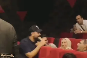 آواز شاد؛ مرد وسط شوی خنده خوابیده ببین چه آهنگی براش خوندن ملت دارن دیوارو گاز میزنن