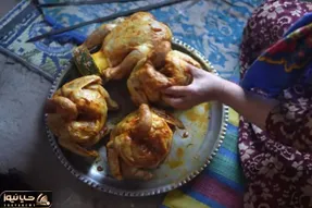 غذای خوش پخت دهاتی؛ با دیدن این مرغ شکم پر چشات 4 تا میشه آناناس کردن تو شکم مرغ
