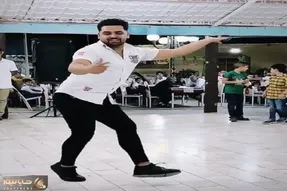 آواز شاد؛ پسر فرفره برقی جوری میرقصه پاهاش با زمین برخورد نداره مثل مرتاضا رو هواس