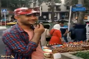 آواز شاد؛ مرد دستفروش تو خیابون برا بازارگرمی آهنگ خوند عابرا انگار اومدن کنسرت مفت
