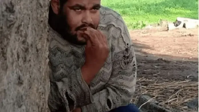 مادر بی رحم پسرش را ۱۵ سال به یک درخت بست!