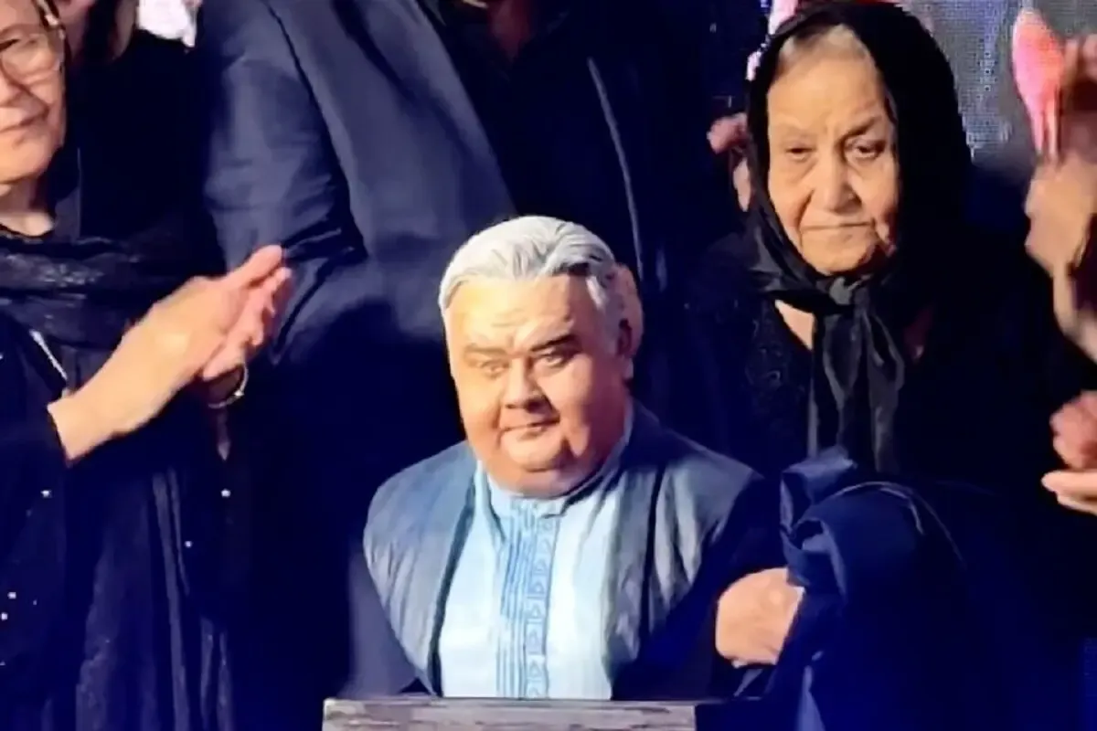 مادر اکبر عبدی از تندیس پسر دلبندش رونمایی کرد