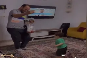 آواز شاد؛ بچه باباش رسید خونه برا این که خستگیش در بره یه رقصی کرد باباهه ذوق مرگ شد