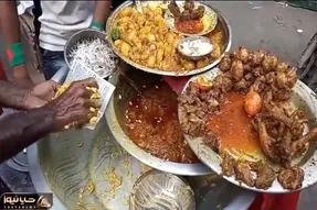 غذای عجیب؛ آقا دستاشو تو غذا شست و کف زمین سرو کردن لایه لایه تازه خیلیم محبوبن