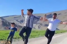 آواز شاد؛ پایکوبی و نغمه چندتا جووون بازیگوش وسط جاده با آهنگ مست چشاتم گل انارم