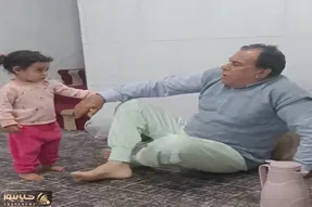 آواز شاد؛ دختربچه با نمیچه قدش پدربزرگشو زور میکنه باهاش برقصه دوتایی همچین ترکوندنا
