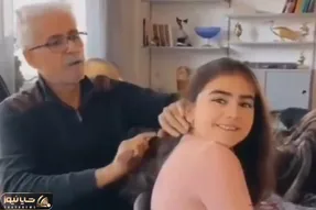 آواز احساسی؛ ناصر رزازی چه جانانه موهای نوه اش رو شونه میکنه و آهنگ لیلم لی رو میخونه