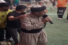 آواز محلی؛ خواننده مهمونارو پشت سرش راه انداخته رقص قطاری میرن نازی نازی نسترن میخونه