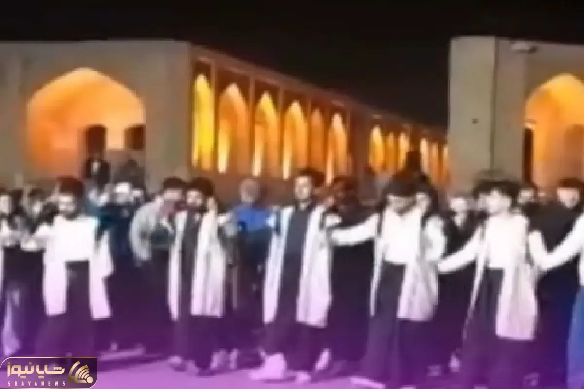 آواز شاد؛ جلو پل خواجو یه دسته آدم چه رقص محلی میکنن از در و دیوار رقصنده میباره