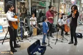 آواز خیابانی؛ این کوچولو با آهنگ دلم رنجوره رفیقم یارم چه سور و ساتی راه انداخته