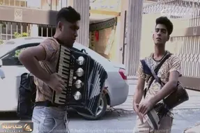 آواز شاد؛ این دوتا پسر با سیس عقاب وسط خیابون آهنگ قری میزنن و همه رو سرخوش میکنن