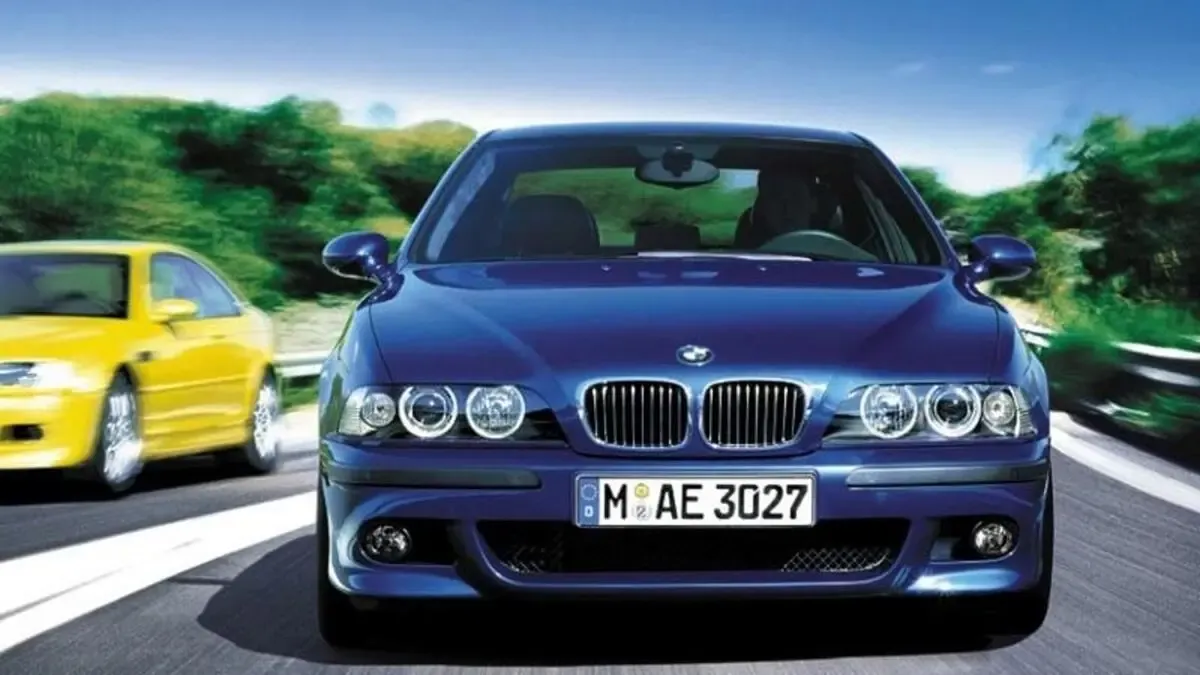 بی ام و M5 E39 دیوانه کننده در اتوبان با سرعت بالا