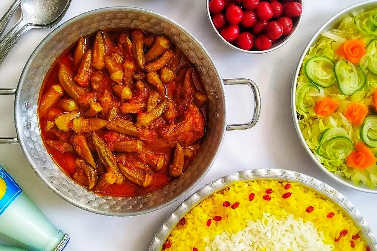 اضافه کردن رب به خورشت بامیه