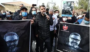 (عکس) مداح معروف در مراسم تدفین «مهرداد میناوند»