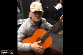 آواز خیابانی؛ ببینید پیرمرد جذاب چطور تو مترو با دهنش آهنگ میزنه فقط اَاَاَاَاَ گفتنش