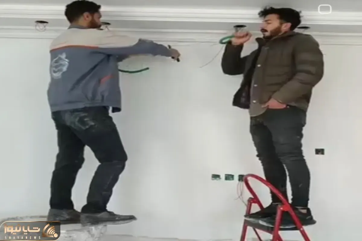 آواز شاد؛ دو تا رفیق برقکار وسط کار خارجکی خوندن یهو شکار دوربین صاحبکار شدن و جهانی