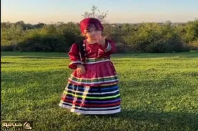 آواز شادونه؛ دختربچه سر زبون دار با آهنگ لاتی ولوم داده گنگ میخونه هاج و واج میمونی