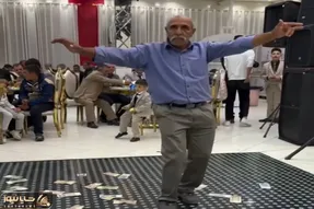 آواز محلی؛ پیرمرد قبل عروسی مهره هاشو روغن کاری کرده به یاد جوونیش یه حرکتایی میزنه