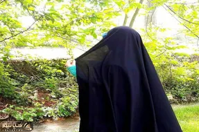 (عکس) این خانم محجبه به خاطر چادرش از مترو سوار شدن می‌ترسد!