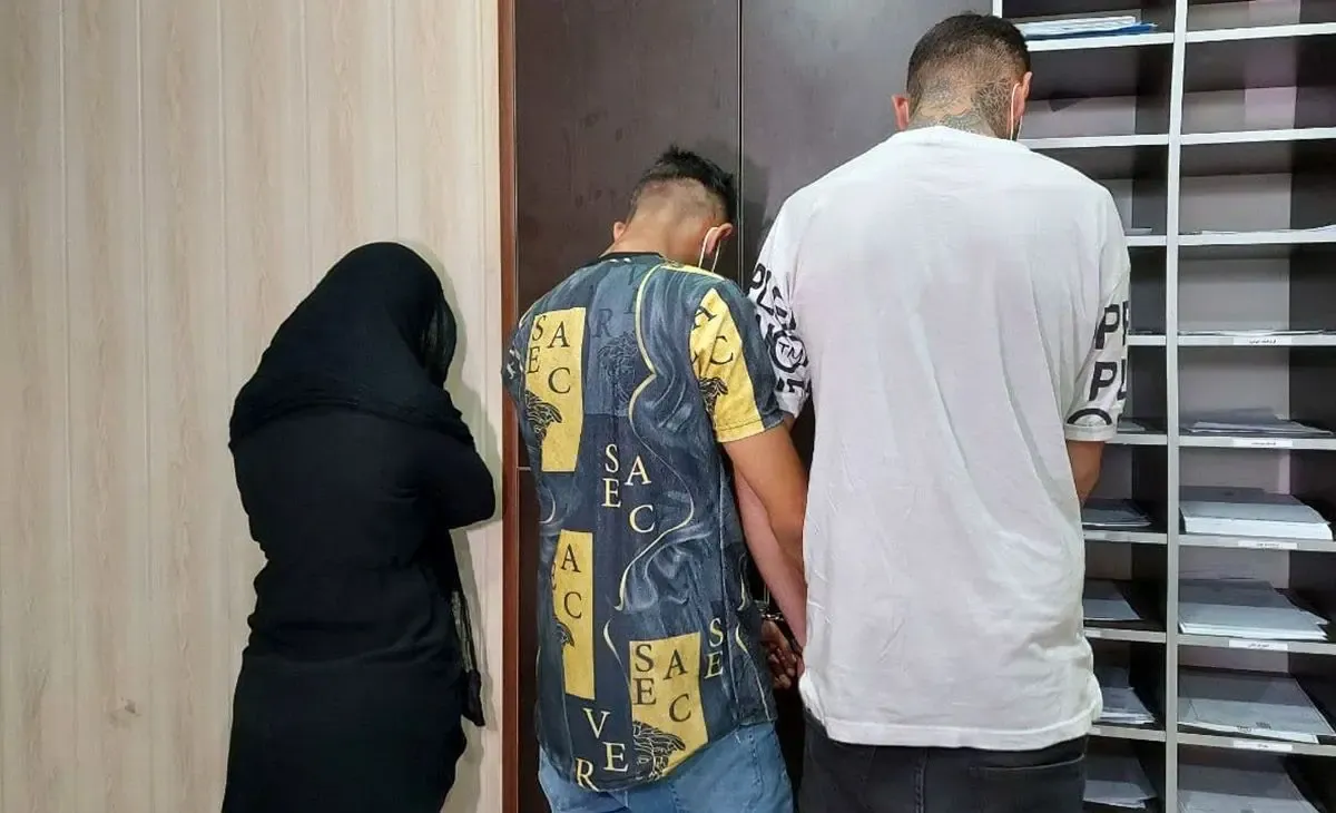 خانم آرایشگر مشتریان پولدار را به 2 پسر جوان می فروخت