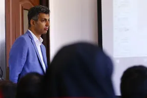 (عکس) تیپ جالب عادل فردوسی‌پور در کلاس مجازی دانشگاه شریف