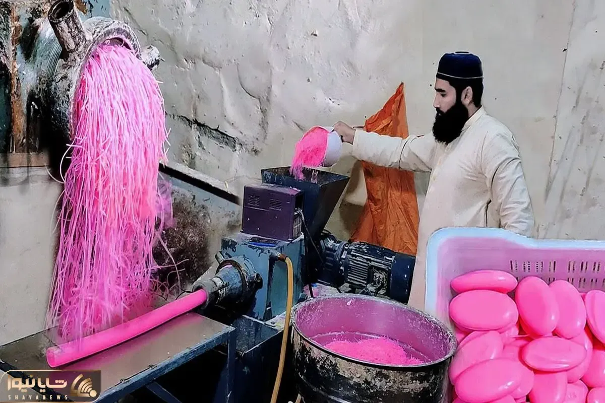 ابلهانه های جذاب؛ مرد درشت با محاسن سیاه و بلند چه خوشگل صابون صورتی تولید میکنه