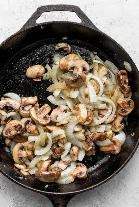 تفت دادن پیاز و قارچ