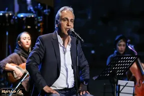 آواز بهشتی؛ مهران مدیری تو کنسرتش آهنگ خواننده معروف اونور آبی رو خوند سالن منفجر شد