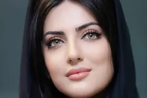 عکس هلیا امامی با کت و پیراهن مردانه و پشت زمینه زیبا!