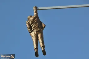 این شخص در میدان شهرداری رشت مجسمه شد؛ نه تکان خورد نه حرف زد!