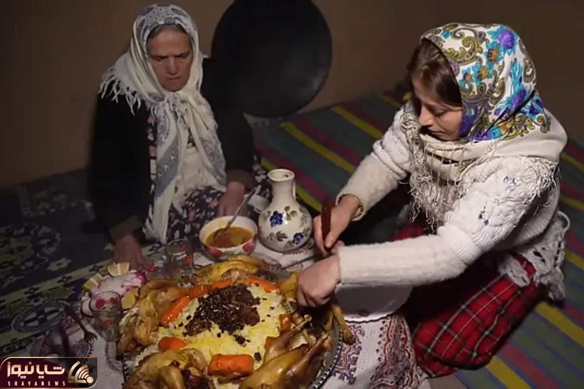 غذای خوش پخت دهاتی؛ طبخ چشم نواز پلو مرغ اعیونی تو شکمش پر از خلال و میوه خشکه