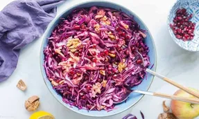 طرز تهیه سالاد کلم و انار ویژه شب یلدا؛ چجوری سالادها رو قالبی دربیاریم؟