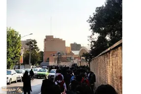 (عکس) صف جنجالی و خبرساز مقابل دانشگاه شریف