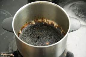 ترفند های خانه داری؛ قابلمه جزغاله تمیز میشه؟ آره بابا با این روش سه سوته برق بندازش