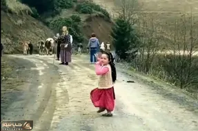 آواز ملکوتی؛ رقص زیبای دخترک بختیاری با ترانه دلنشین بهمن علاءالدین