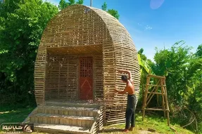 معماری خلاقانه؛ آقا با چوبای نازک دست تنها وسط جنگل یه خونه هندوانه ای ساخته شاهانه