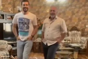 آواز شادانه؛ پسره موزیک پلی کرد باباش رقصید خنده اش گرفت پدر محترم پس گردنی زد