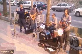 آواز خیابانی؛ ببینید این بند با چه تجهیزاتی تو خیابون آهنگ به من بگو بی وفا رو میخونن
