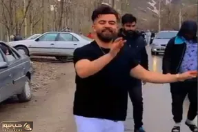 آواز شاد؛ تو سرما همه یخیدن ولی این پسر تو یه عالم دیگس و با خنده حرکت موزون میره