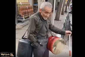 آواز جگر سوز؛ پیرمرد نابینا عصا به دست چه با قلب شکسته آهنگ شیرین زبون رو میخونه