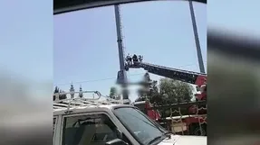 صحنه خودکشی مرد قمی از بالای آنتن مخابراتی / فیلم