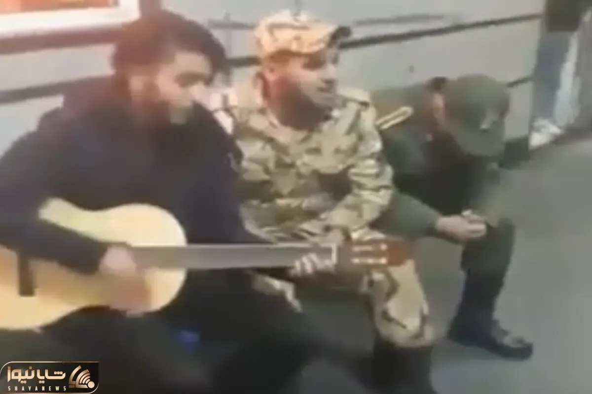 آواز غمگین؛ خوندن دو سرباز نظامی که ته دلشون خیلی ناراحتی دارن با صداش حسشو رسوند