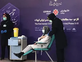 لحظه تزریق واکسن برکت به مینو محرز