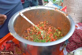 غذای خیابانی ؛ غذای محبوب هندی ها که جا بشقاب تو کاغذ میکشن توشَم پر از ادویه و نمکِ
