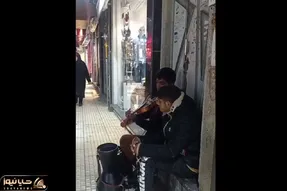 آواز خیابانی؛ دو جوون دلشکسته چه با غم و اندوه ویولن میزنن فقط اونی که کز کرده گوشه