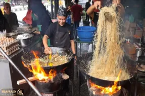 غذای خیابانی؛ صبحانه جذاب کنار جاده ای با نودل و تخم مرغ که تو کاغذ لقمه پیچ میشه